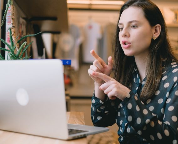 Dame geeft online logopedie