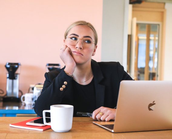 vrouw achter laptop