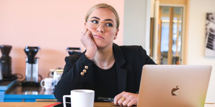 vrouw achter laptop